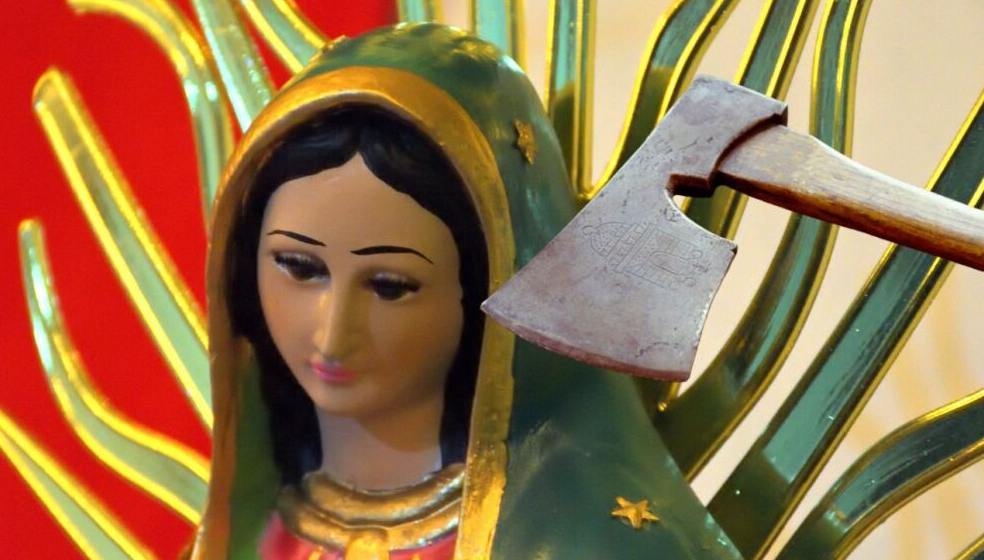 Pastor destruye imagen de la Virgen de Guadalupe con un hacha; indigna en redes