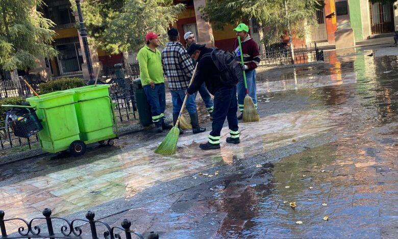 Realizan limpieza en Plaza de Armas