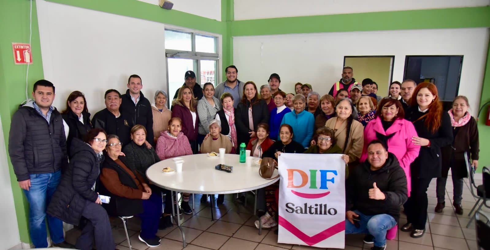 Visita Beatriz Dávila a adultos mayores  
