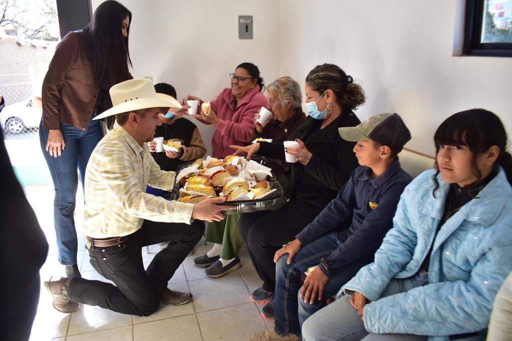 Llevan Roscas de Reyes a familias en Ejidos de SB