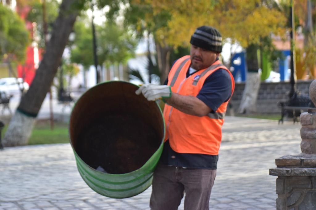 Dan mantenimiento a Plaza Principal