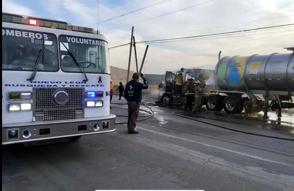 Moviliza incendio de pipa cargada en la 53