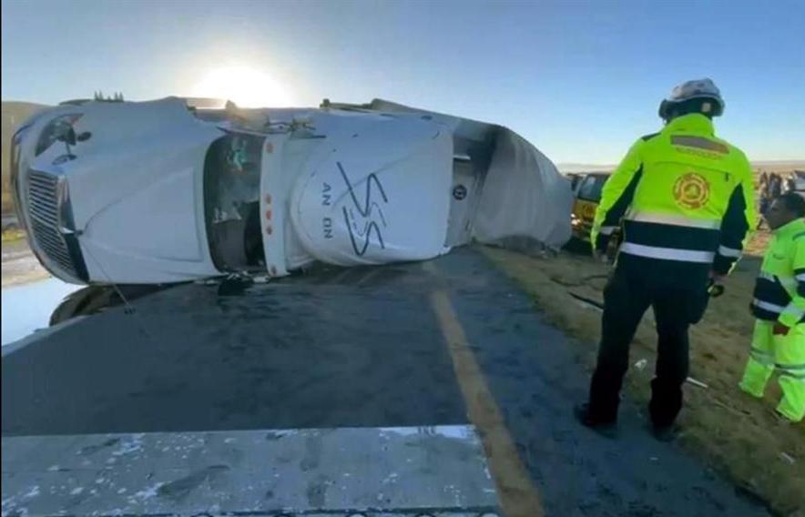 Volcadura de tráiler con abarrotes desata saqueo