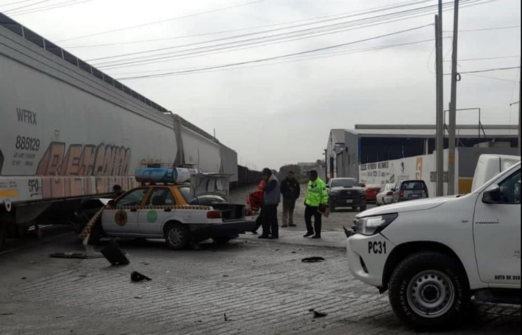 Embiste el tren a dos vehículos en Escobedo