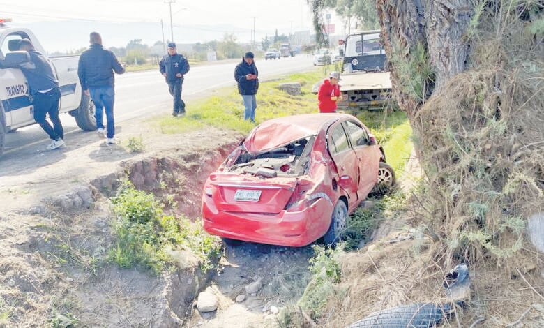 Vuelca automóvil y cae a canal pluvial