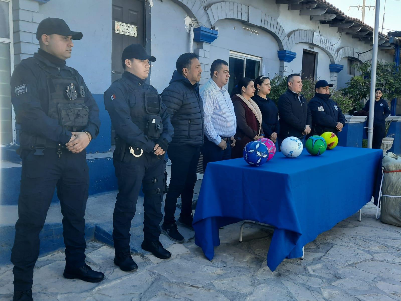 Donan cantineros 100 balones a los jóvenes