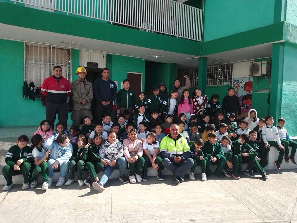 Orientan bomberos a niños de primaria