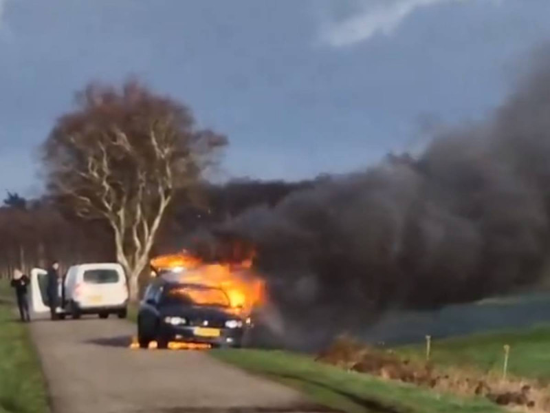 VIDEO: Conductor enciende un cigarro y auto cargado con pirotecnia explota
