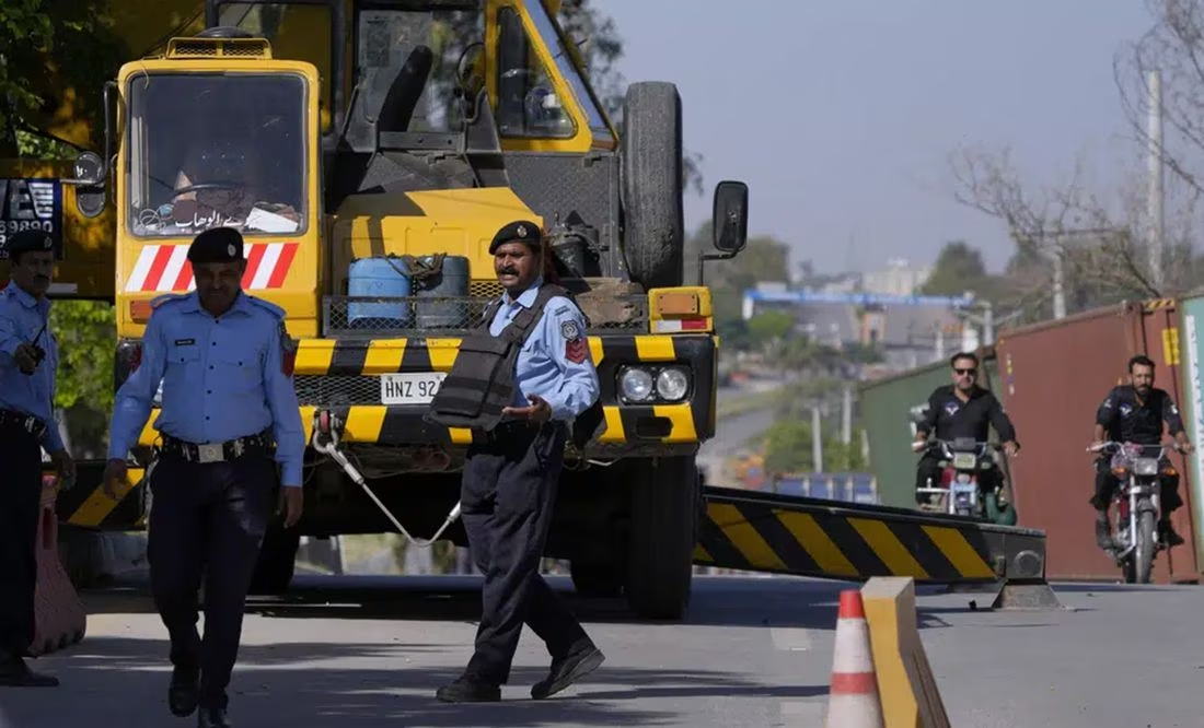 En Pakistán reportan al menos 4 muertos y 5 heridos en atentado contra mitin del partido del expremier Imram Khan