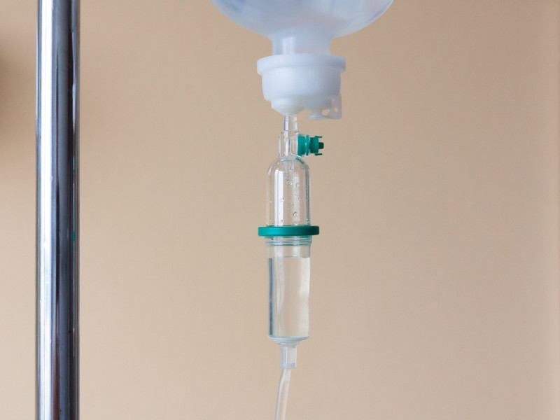 Mueren 10 pacientes en hospital; enfermera reemplazó suero médico con agua de la llave