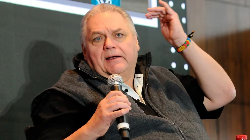 Cuál fue el primer negocio que emprendió el empresario Carlos Bremer con tan solo 12 años