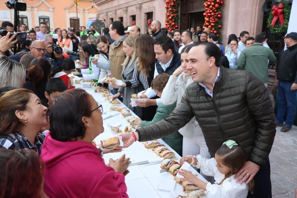 Comparten rosca de Reyes en Villamagia Coahuila