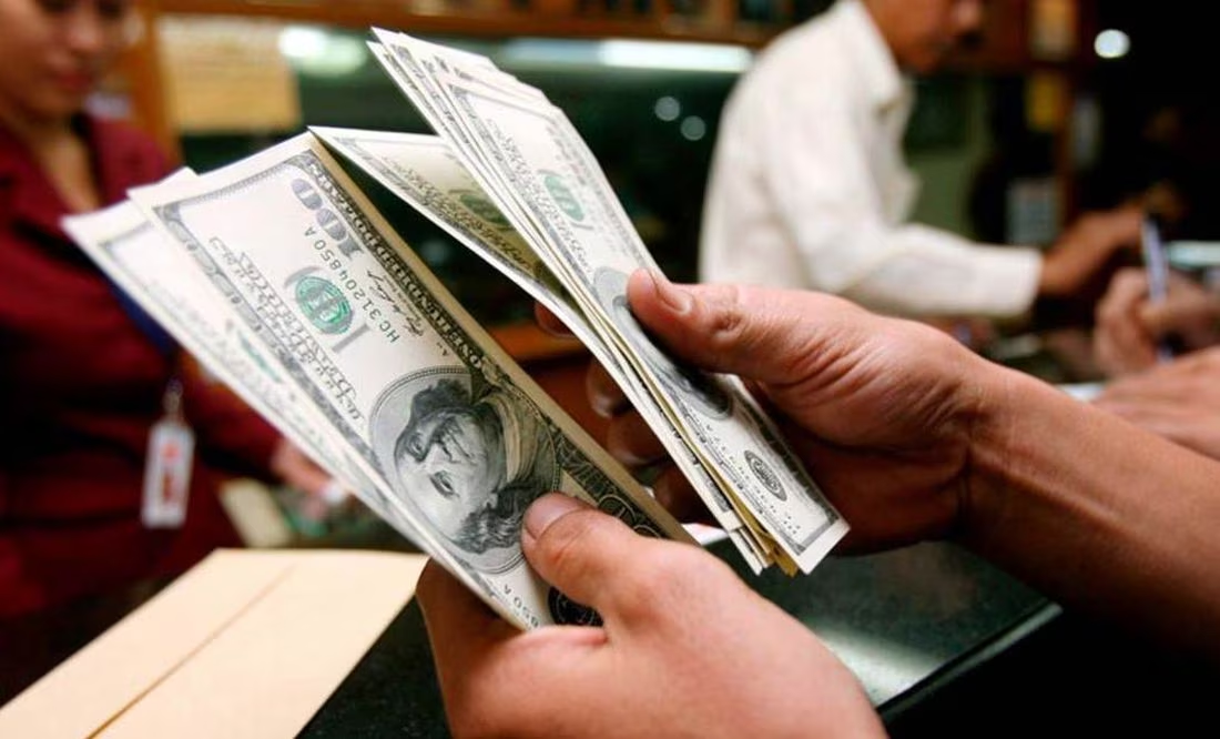 Precio del dólar abre la semana en 16.89 pesos al mayoreo