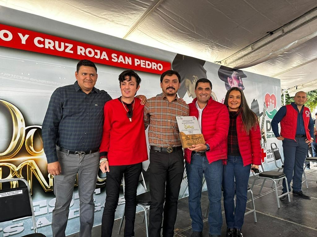 Realizan LOS DOS CARNALES donación de ambulancia y equipo ortopédico en San Pedro Coahuila
