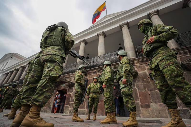 Ecuador amanece ‘blindado’ por militares tras ola de violencia; van más de 70 detenidos