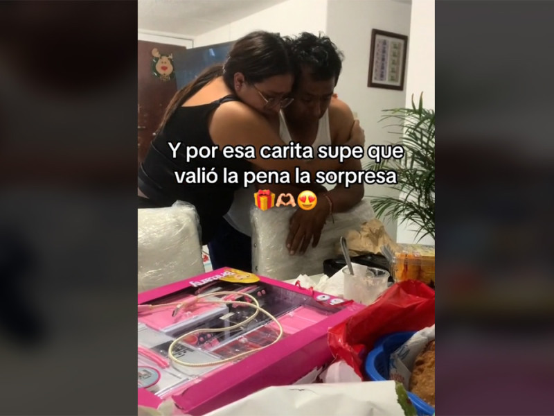 Señor de 50 años llora al escuchar la carta que le envió Santa Claus; ‘no encontré tu casa’