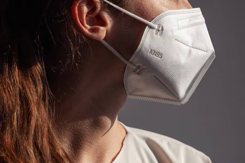 ¿Nueva ola de COVID? Cubrebocas vuelve a ser obligatorio en hospitales de EU por pico de contagios
