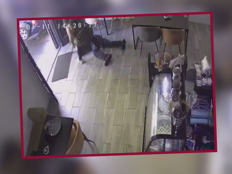 VIDEO: Empleada de cafetería taclea a ladrón que buscaba robarse la tablet del local