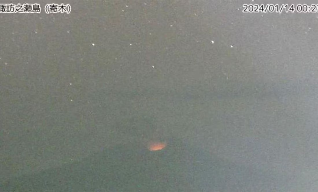 VIDEO: Hace erupción volcán en la isla de Suwanosejima, Japón
