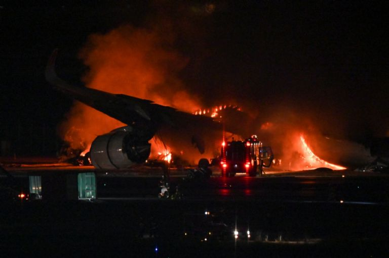 IMÁGENES FUERTES: Avión de pasajeros choca y se incendia en aeropuerto de Japón
