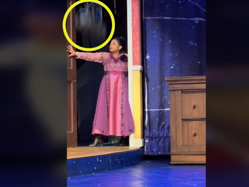 Video: Reflector cae y casi golpea a actriz en obra de teatro