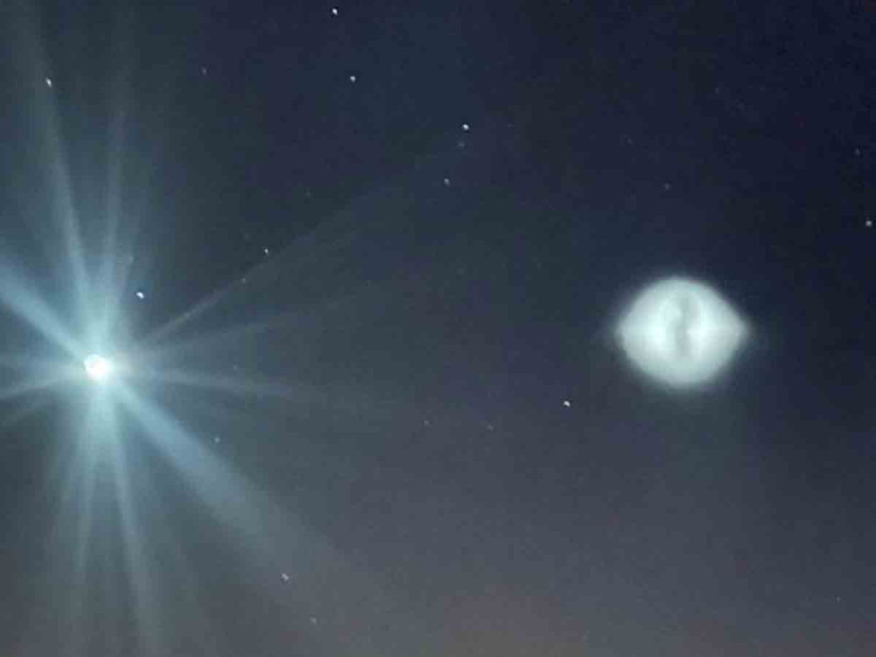 Captan objeto brillante moviéndose rápidamente en el cielo nocturno de Beijing