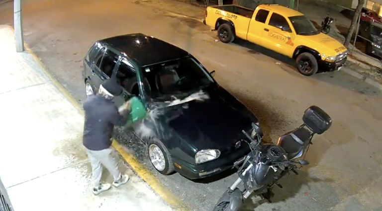 VIDEO: presunto extorsionador prende fuego a coche y resulta quemado