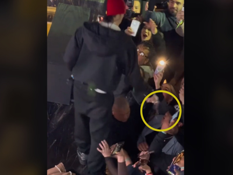 Video: Peso Pluma avienta agua a fanático en concierto; lo critican en redes