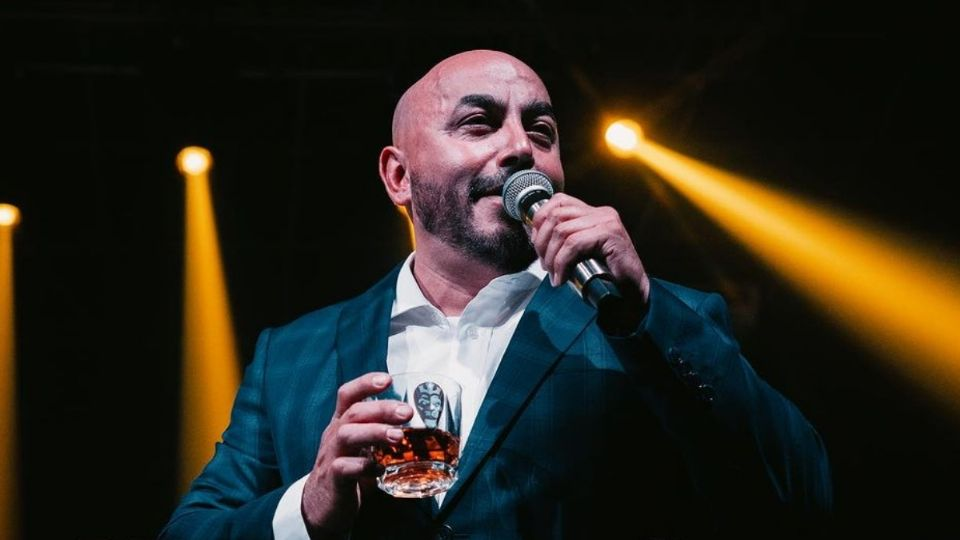 Lupillo Rivera es tundido en redes tras compartir foto al estilo de Belinda: «ya siéntese señor»