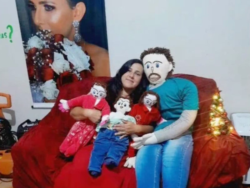 La mujer que se casó con un muñeco de trapo perturba al mundo