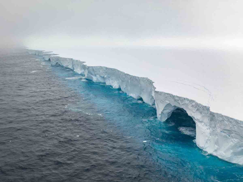 Monstruoso iceberg más grande que Londres tiene cuevas; así lo captaron