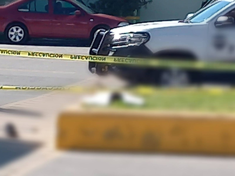 Investigan móvil de hombre que ‘paseaba’ con cabeza de su hermana en la calle