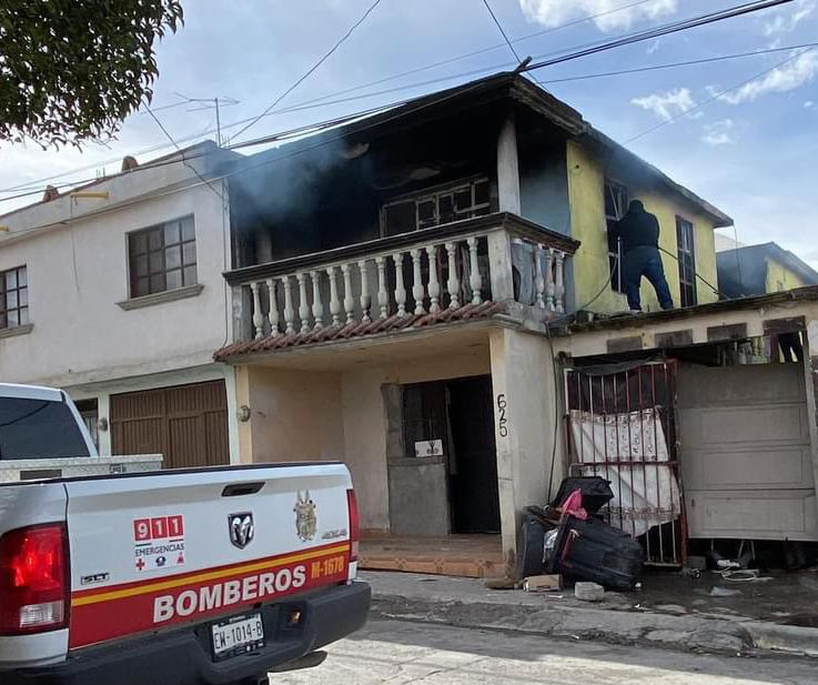 Vecinos evitan que fuego consuma casa