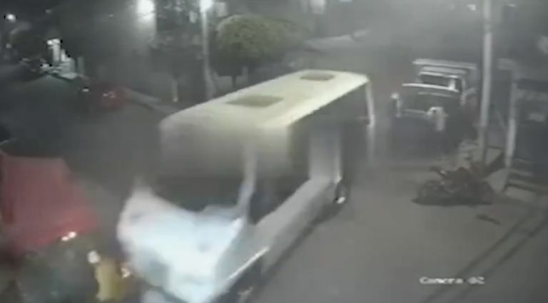 IMÁGENES FUERTES: microbús sin chofer atropella y mata a una persona en un puesto de comida