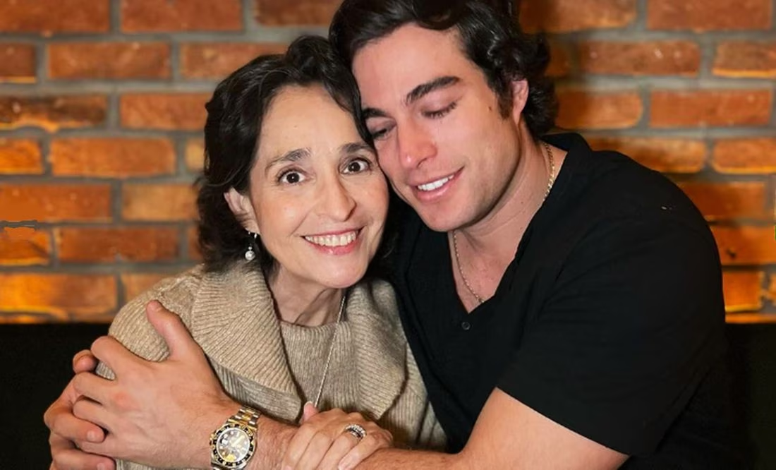 Danilo Carrera celebra que su madre superó el cáncer: «Eres la mujer más fuerte del mundo»