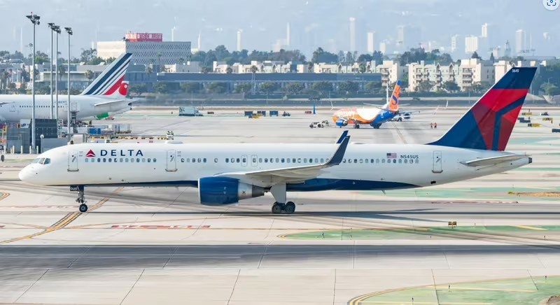 [VIDEO] Avión Boeing pierde una rueda segundos antes de despegar; accidente pudo ser mortal