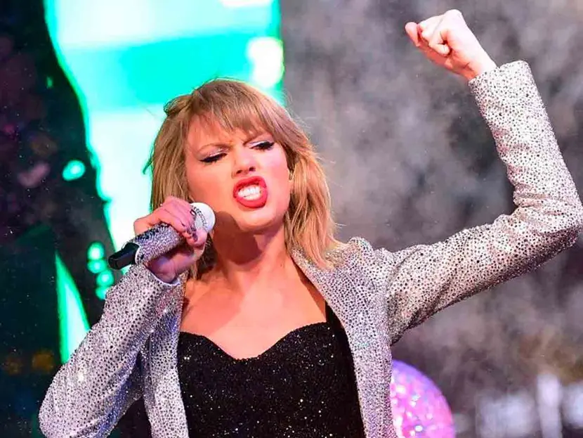 Taylor Swift ‘furiosa’ por imágenes de desnudos generadas por IA