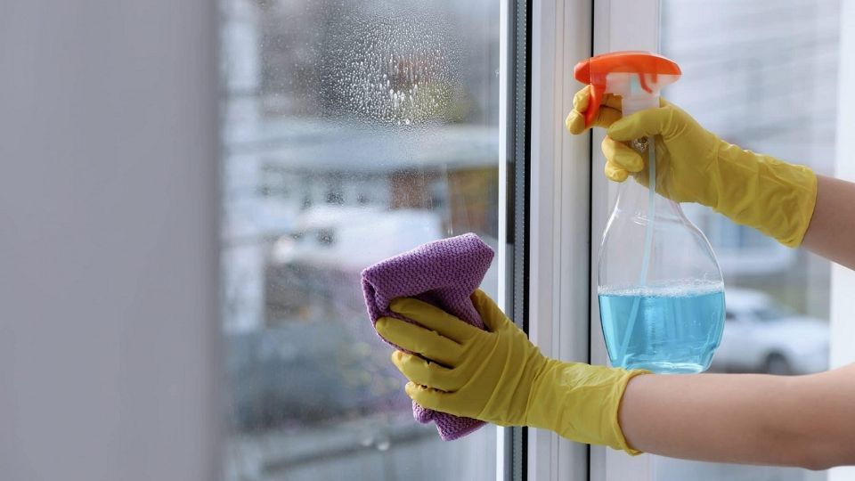 Así puedes usar el bicarbonato para quitar lo opaco de las ventanas de tu casa