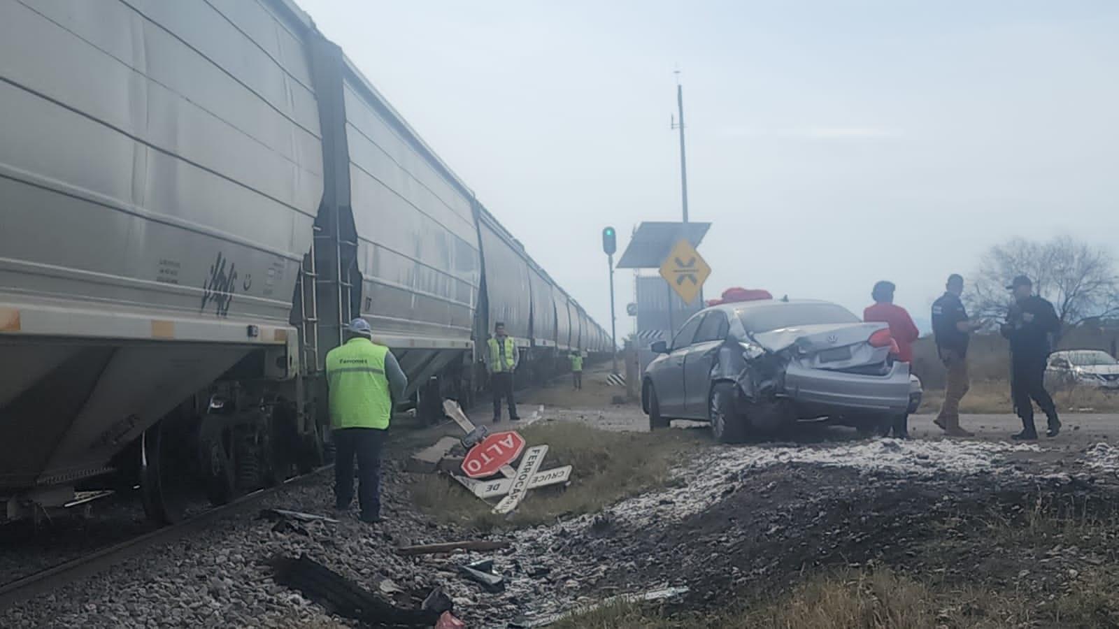 Embiste tren un auto con hombre a bordo