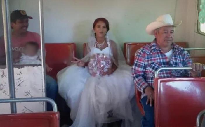 Novia llega en autobús de transporte público a su boda: «Faltaban 20 minutos»