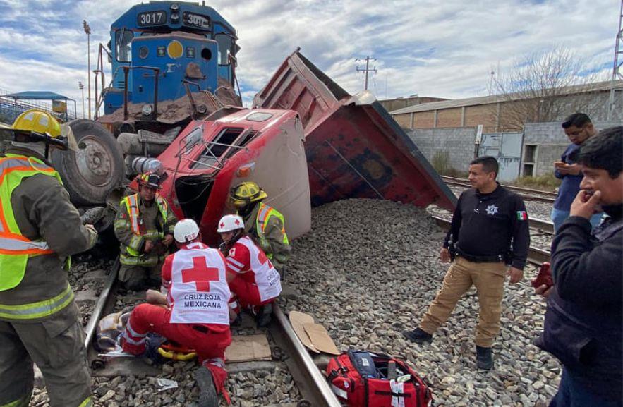 Vence tren a camión