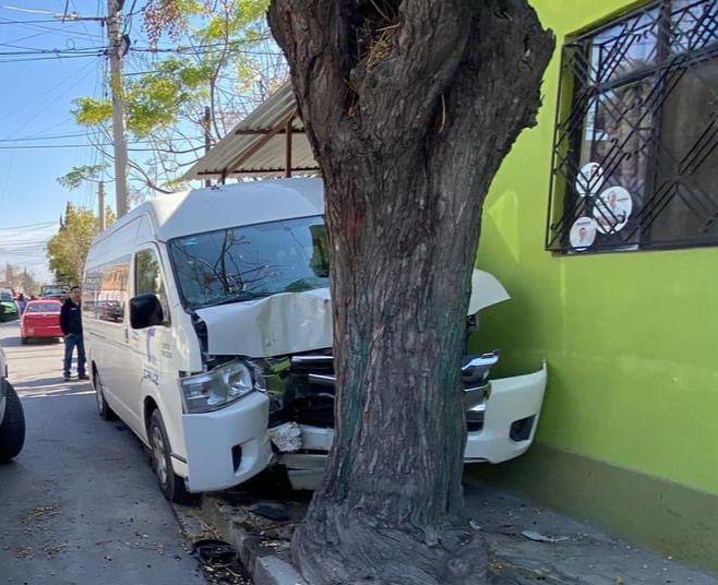 Cabecea y embiste contra un árbol