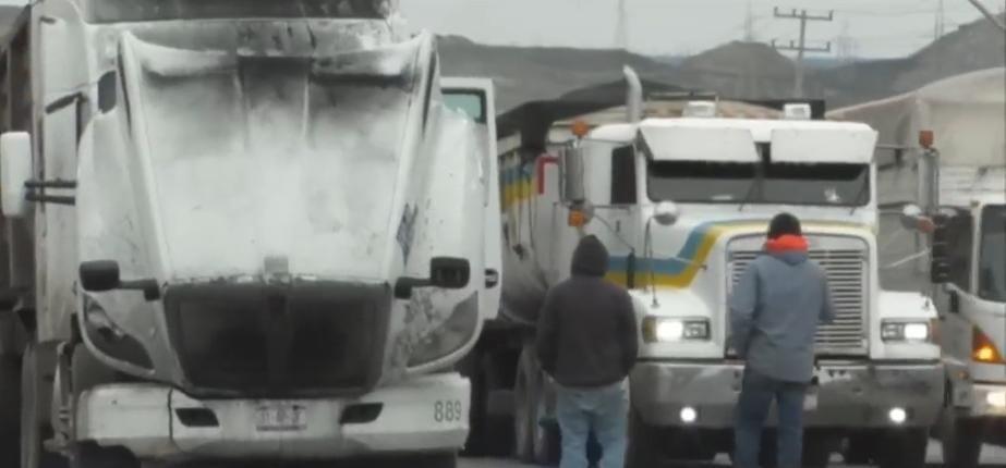 Provocan tráileres obstrucción en la 57