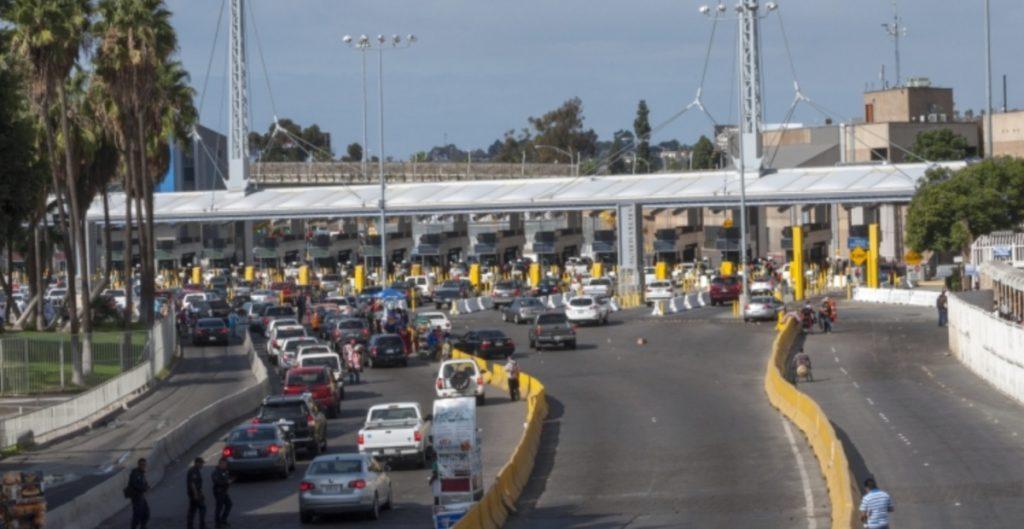 Falla en puente aduanal; varados 6 mil camiones de carga