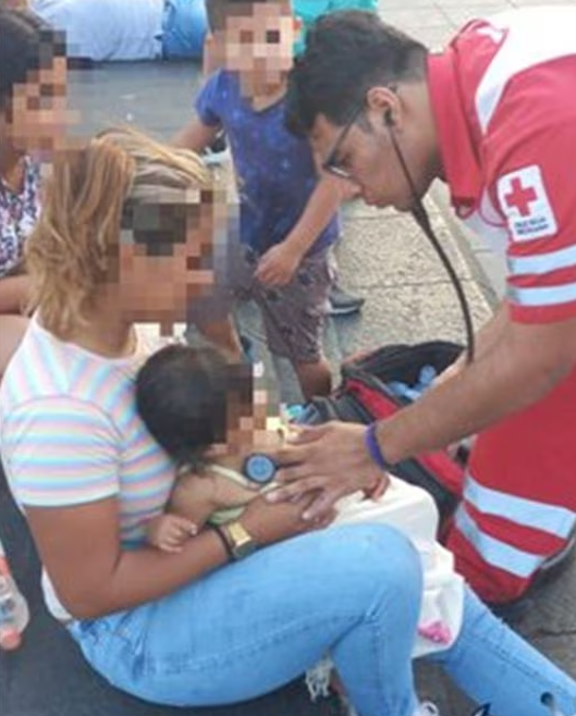 Policías rescatan a bebé que cayó al mar en su carriola en Veracruz