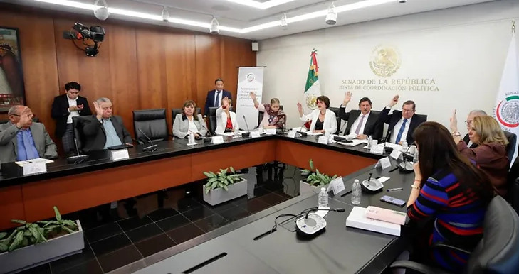 Aguinaldo de 30 días para todos, aprueba comisión en el Senado