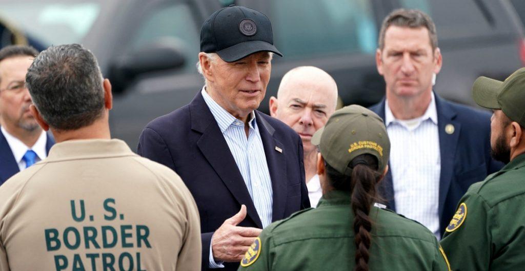 Biden invita a Trump a aprobar la ley de seguridad fronteriza; el republicano habla de la «invasión» causada por el demócrata