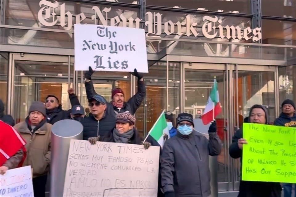 Arman protesta pro AMLO frente al NYT