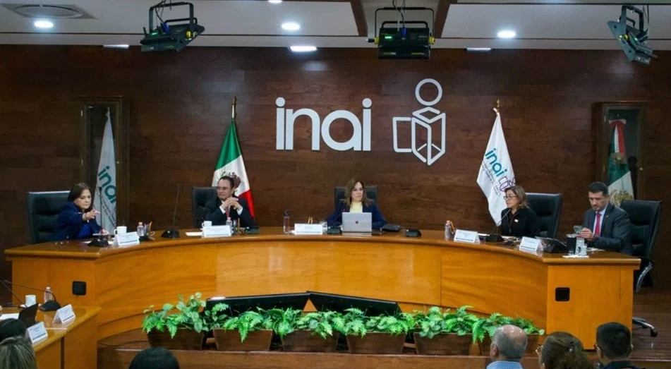 Reportaje del NYT: INAI abre investigación a AMLO por mostrar teléfono de Natalie Kitroeff