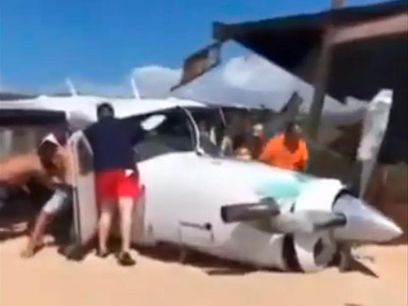 Aterriza de emergencia avioneta; hay un fallecido